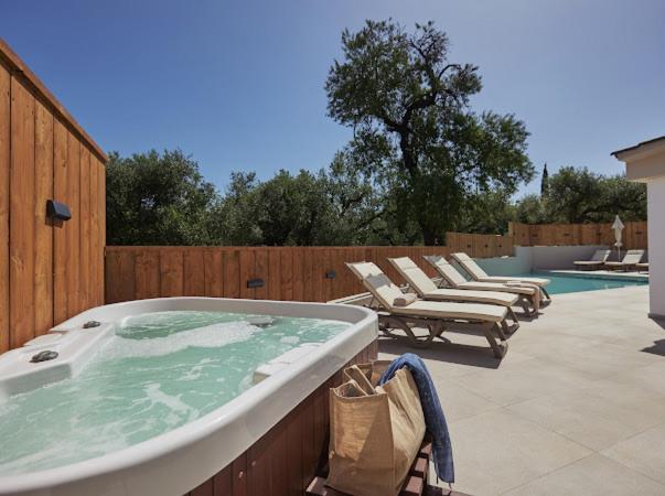 Galadriel Villa With Private Pool & Jacuzzi Kato Yerakarion ภายนอก รูปภาพ