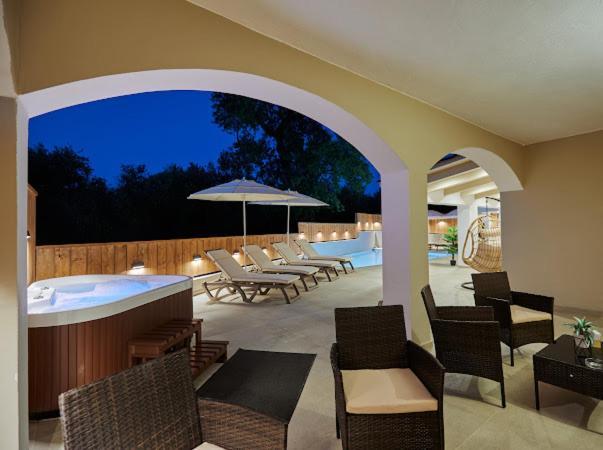 Galadriel Villa With Private Pool & Jacuzzi Kato Yerakarion ภายนอก รูปภาพ